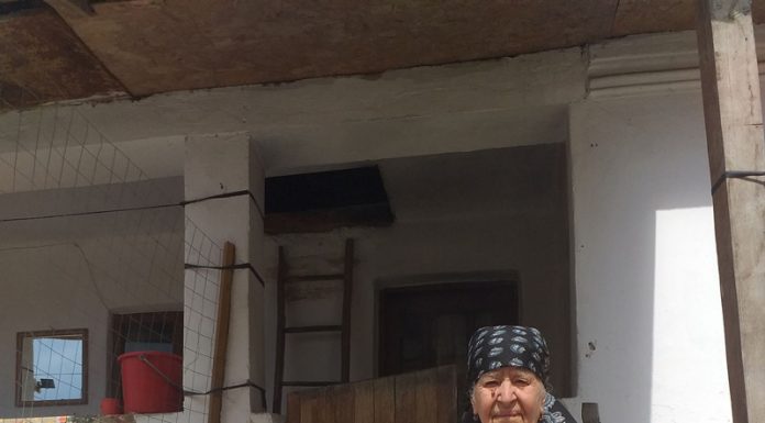 Nu au curent în casa ori becuri pe stâlpi! O pensionară de 92 de ani din Vladimir și fiul cu handicap, obligați să plătească iluminatul public