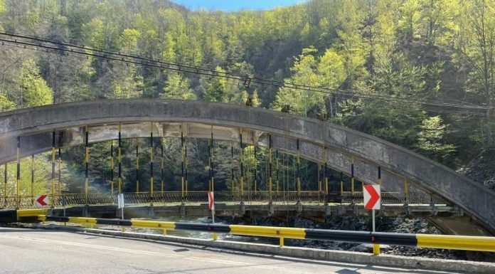 Prefectul cere urgentarea lucrărilor la DN66, zona Lainici! A găsit doar 4 muncitori la lucru!