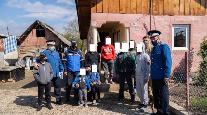 Cadouri pentru copii, în Vinerea Mare, din partea jandarmilor gorjeni
