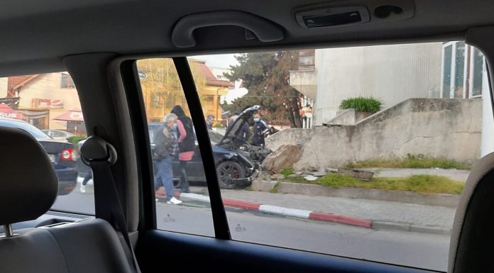 A intrat cu mașina în Casa Tineretului