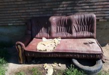 Mobilier uzat, aruncat în fața unui bloc din Mătăsari