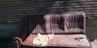 Mobilier uzat, aruncat în fața unui bloc din Mătăsari