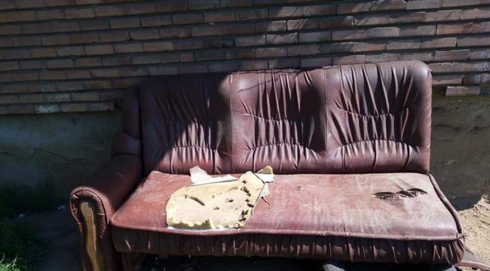 Mobilier uzat, aruncat în fața unui bloc din Mătăsari
