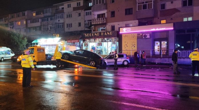 Accident vizavi de TIC TAC! A rupt stâlpul cu mașina și a lovit și un autoturism parcat