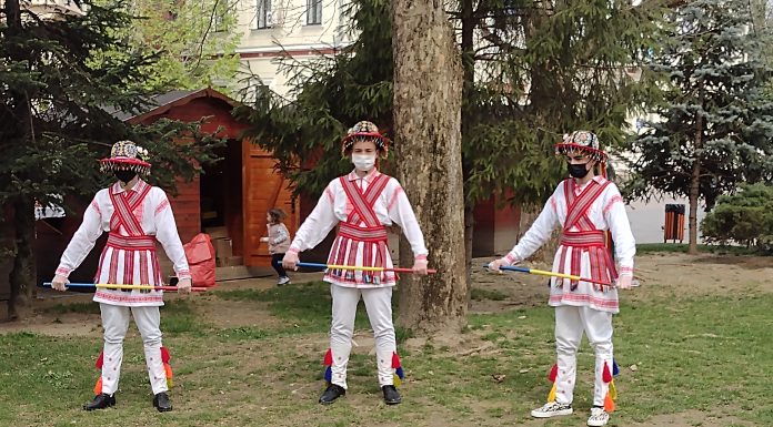 Statui vivante și mini-spectacol de dansuri populare, în centrul municipiului Târgu Jiu