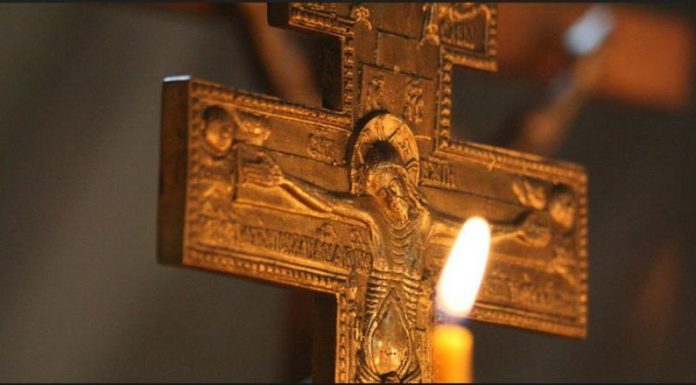 Să rostim cu evlavie RUGĂCIUNEA SFINTEI CRUCI – „Crucii Tale ne închinăm Stăpâne și sfântă Învierea Ta o lăudăm și o slăvim”!