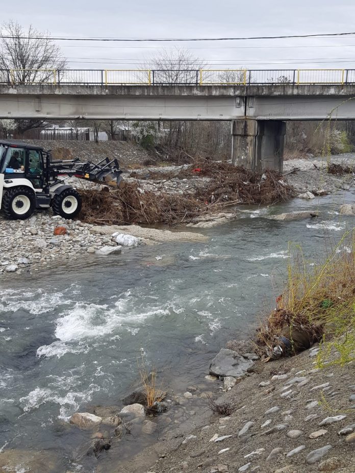 Albiile râurilor, curățate de angajații SGA Gorj