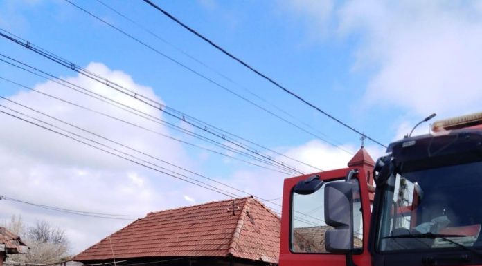 UPDATE: Persoană scoasă din foc, la Tămășești. Incendiul s-a produs din cauza unei țigării