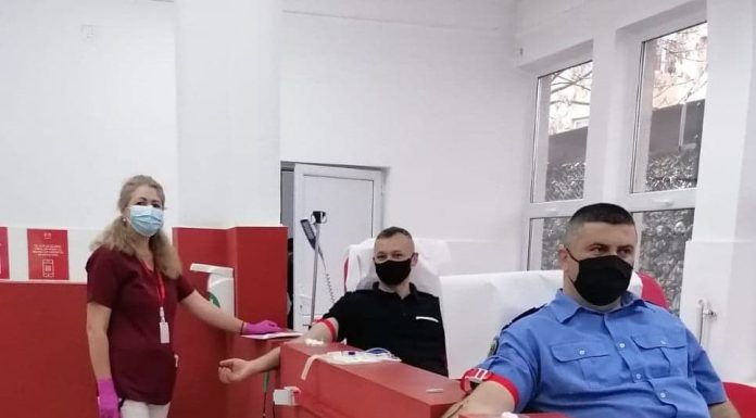FOTO: Trei jandarmi au mers să doneze sânge. Apel: Salvează vieţi!