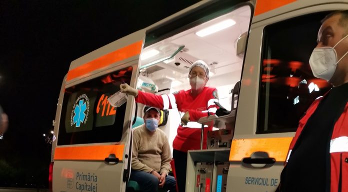 (FOTO) Ambulanța, la angajații CEO care fac greva foamei în fața Guvernului