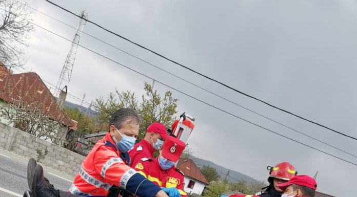 A intrat într-un cap de pod, la Plopşoru. Victima, la spital