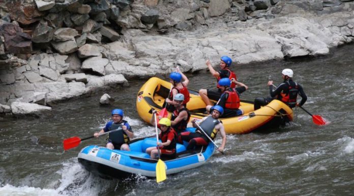 Invitație la adrenalină pentru gorjeni: caiac și rafting pe Jiu