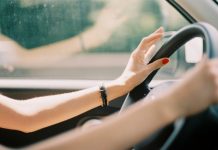 Minoră la volan, mașină în șanț