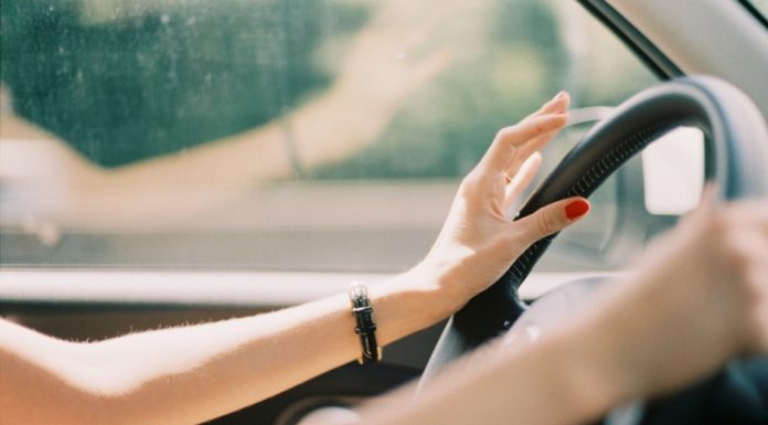 Minoră la volan, mașină în șanț