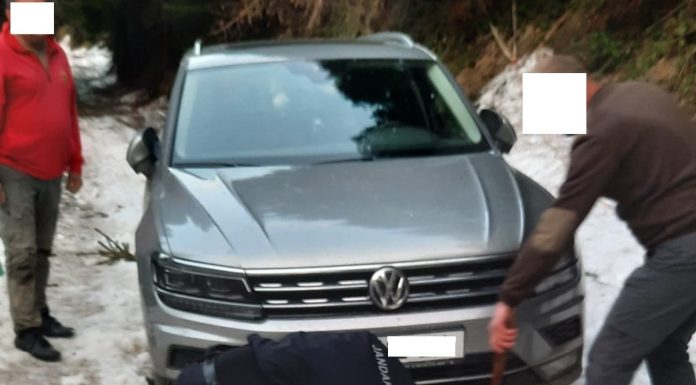 Maşină blocată pe Sohodol, intervenţie a jandarmilor montani!