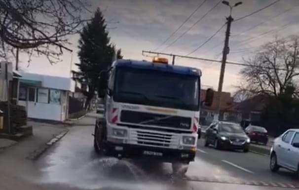 Străzi igienizate la Târgu-Jiu