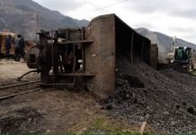 Tren plin cu cărbune, deraiat! Ce au făcut hoţii!