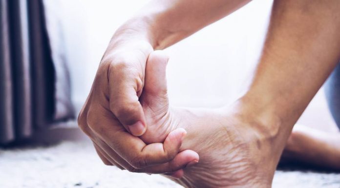 Înțepat în picior cu un corp ascuțit