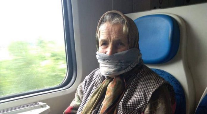 O pensionară din Turburea trăiește fără curent de peste 15 ani! Are nevoie de ajutor