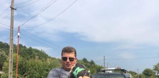 Consilierul USR din Aninoasa, reținut după un scandal în bar! Șoferul de pe microbuzul școlar, cu capul spart