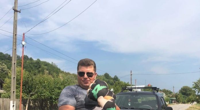 Consilierul USR din Aninoasa, reținut după un scandal în bar! Șoferul de pe microbuzul școlar, cu capul spart