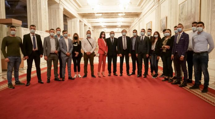 Tineri social-democrați, invitați la Parlament