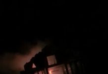 Video: Incendiu puternic în Budieni! Trei clădiri arse, un pompier rănit, primarul la stingerea focului