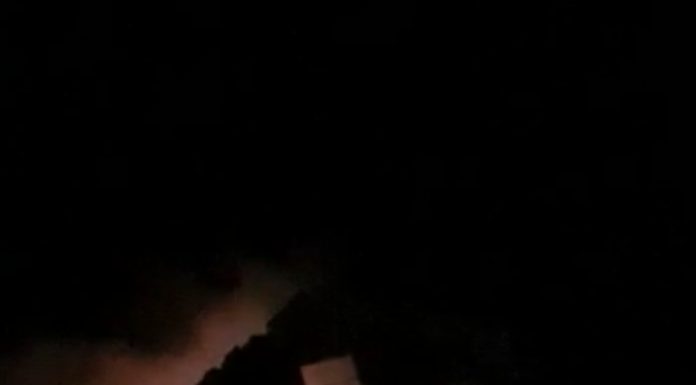 Video: Incendiu puternic în Budieni! Trei clădiri arse, un pompier rănit, primarul la stingerea focului