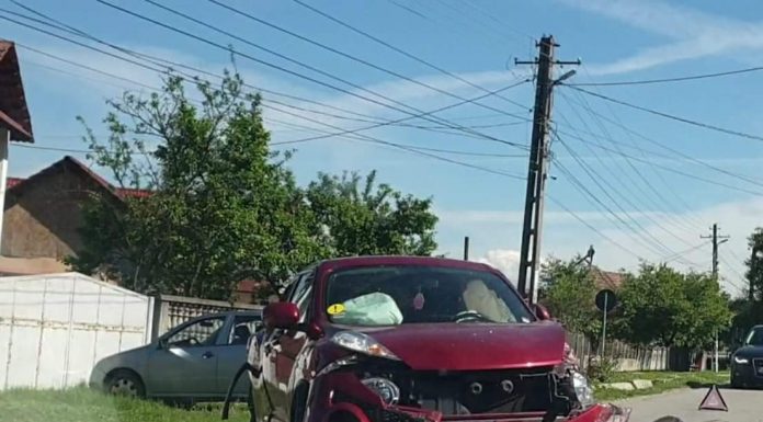 Accident în fața Primăriei Cătunele! Șoferii, la spital