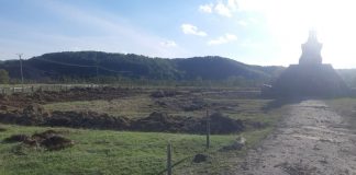 VIDEO: Lucrări haotice sau deloc, la monumentul de la Padeș și la Căminul Cultural!