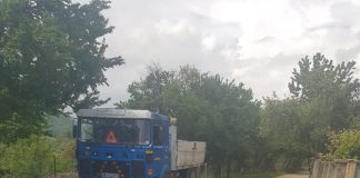 Exploata ilegal balast din râul Cerna