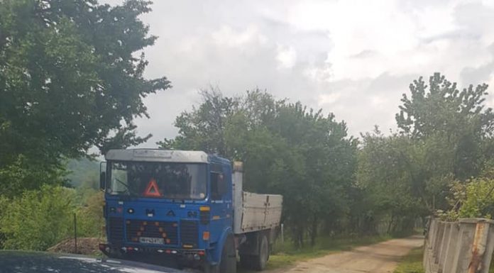 Exploata ilegal balast din râul Cerna