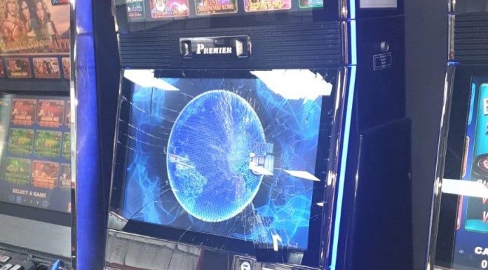 A pierdut banii la păcănele și s-a răzbunat pe aparat. A fost condamnat la 90 de zile-amendă!