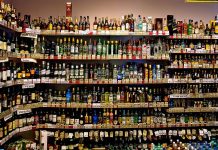 O fată de 18 ani, acuzată că a furat băutură din supermarket