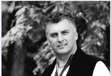 Un cântăreţ de muzică populară a murit, lovit de maşină!