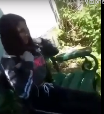 Imagini îngrozitoare cu o fată de 12 ani, bătută cu bestialitate! Două dintre agresoare au fost reţinute!