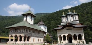 Lavra din Defileul Jiului, în ziua Hramului Sfântului Cuv. Irodion, supranumit şi «Luceafărul» de la Lainici! – ,,Suntem în Duhul Învierii Mântuitorului Iisus Hristos, pentru că este sărbătoarea sărbătorilor, bucuria bucuriilor”!