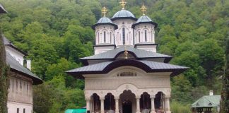 În ziua «Izvorul Tămăduirii», Sfânta Lavră din Defileul Jiului a sărbătorit două hramuri binecuvântate! – ,,Sf. Irodion este cel care a generat viaţă de sfinţenie în mănăstirea noastră şi până la sfârşitul veacurilor vor fi oameni care se vor sfinţi la Mănăstirea Lainici”!