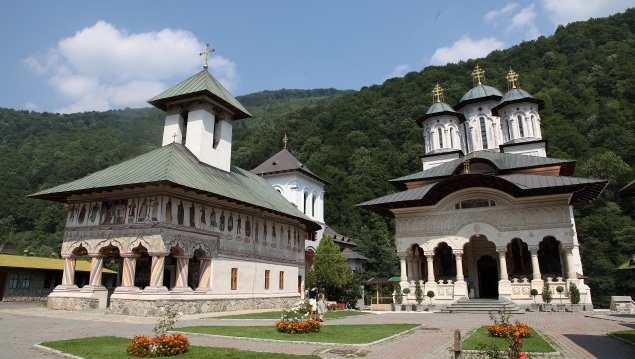Lavra din Defileul Jiului, în ziua Hramului Sfântului Cuv. Irodion, supranumit şi «Luceafărul» de la Lainici! – ,,Suntem în Duhul Învierii Mântuitorului Iisus Hristos, pentru că este sărbătoarea sărbătorilor, bucuria bucuriilor”!