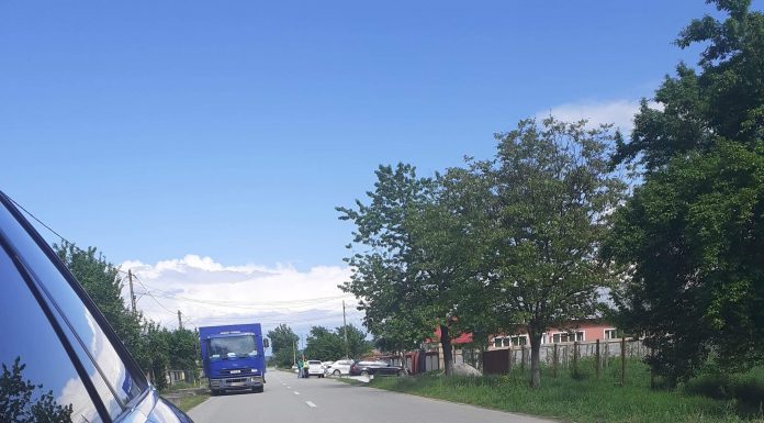 Tânăr de 19 ani, acroșat de un autoturism la Peșteana-Jiu