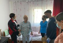 Masa de Paşte oferită seniorilor unui Cămin, de câţiva tineri din judeţ