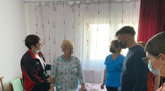Masa de Paşte oferită seniorilor unui Cămin, de câţiva tineri din judeţ