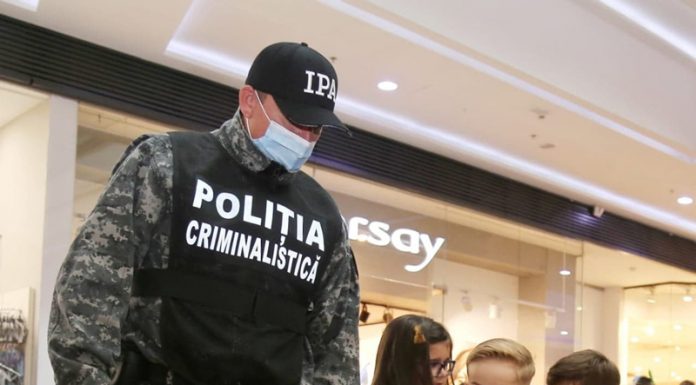 Mall-ul din Târgu-Jiu, loc de întâlnire a copiilor cu polițiștii criminaliști! Câinii, vedetele de ieri!