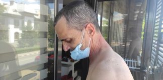 Învinețit și fără telefon mobil! Locuitor din Schela, agresat de un angajat al primăriei, chiar în fața instituției