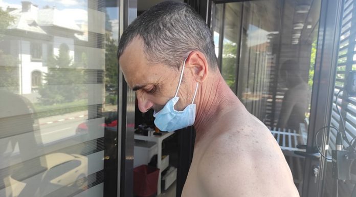 Învinețit și fără telefon mobil! Locuitor din Schela, agresat de un angajat al primăriei, chiar în fața instituției