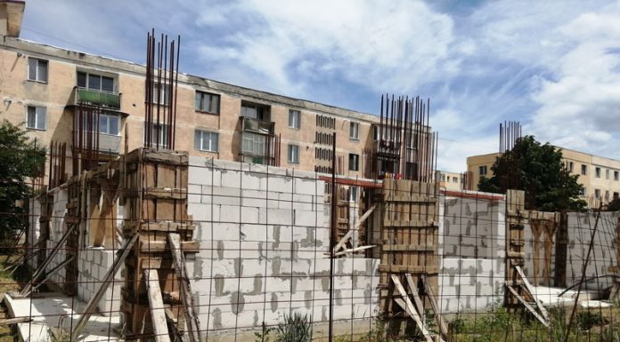 Bătaie de joc la blocurile ANL din trei orașe ale Gorjului! Un SRL din București a abandonat lucrările!