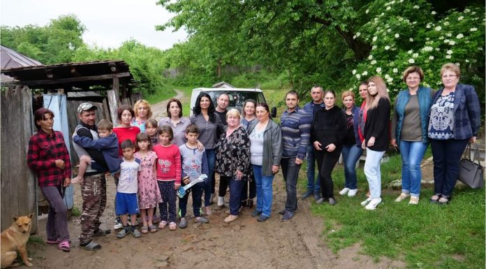 Mobilă, un aragaz, haine și dulciuri de la OFSD pentru două familii nevoiașe