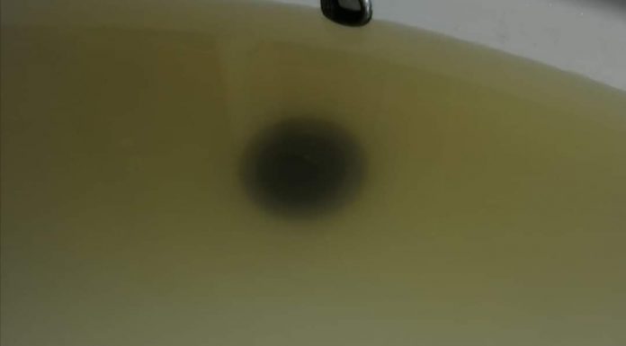 Apă de culoarea urinei la robinetele din Bîlteni