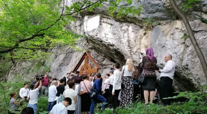 Slujbă de comemorare a unui preot, la Polovragi