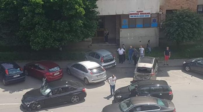 Trei mașini lovite pe strada Victoria